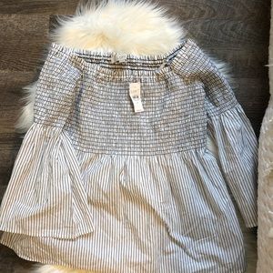LOFT Tops - Ann Taylor Loft cold shoulder bell sleeve top nwt LOFT Tops - Ann Taylor Loft cold shoulder bell sleeve top nwt